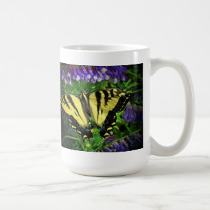 Tiger-Streifen-Schmetterling und blaue Blumen Kaffeetasse