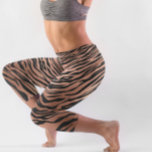 Tiger Stripes Animal Fur Metallische Rose Gold Capri Leggings<br><div class="desc">Dieses Design kann personalisiert werden, indem Sie die Option Anpassen auswählen, um Text hinzuzufügen oder andere Änderungen vorzunehmen. Wenn dieses Produkt die Möglichkeit hat, das Design auf einen anderen Gegenstand zu übertragen, stellen Sie bitte sicher, dass das Design bei Bedarf angepasst wird. Kontaktieren Sie mich unter colorflowcreations@gmail.com , wenn Sie...</div>