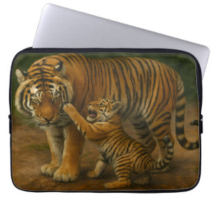 Tiger-Tenderness - Eltern und Küken im Wald Laptopschutzhülle