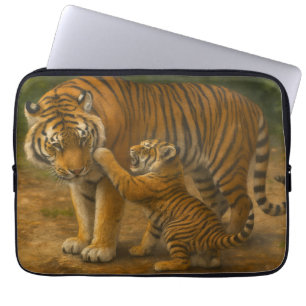 Tiger-Tenderness - Eltern und Küken im Wald Laptopschutzhülle