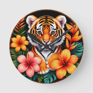 Tiger umgeben von tropischen Blumen Runde Wanduhr