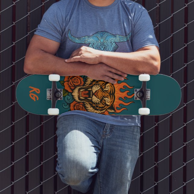 Tiger und Rose mit Monogramm Skateboard (Außenbereich 3)