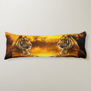Tiger und Sonnenuntergang Seitenschläferkissen