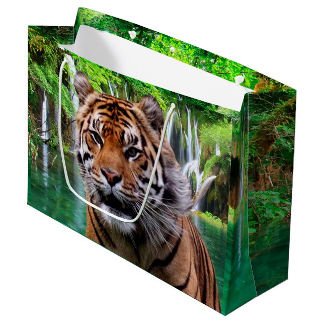 Tiger und Wasserfall Große Geschenktüte (Vorderseite Schrägansicht)