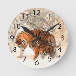 Tiger With Tiger Cub In Snow Clock Runde Wanduhr