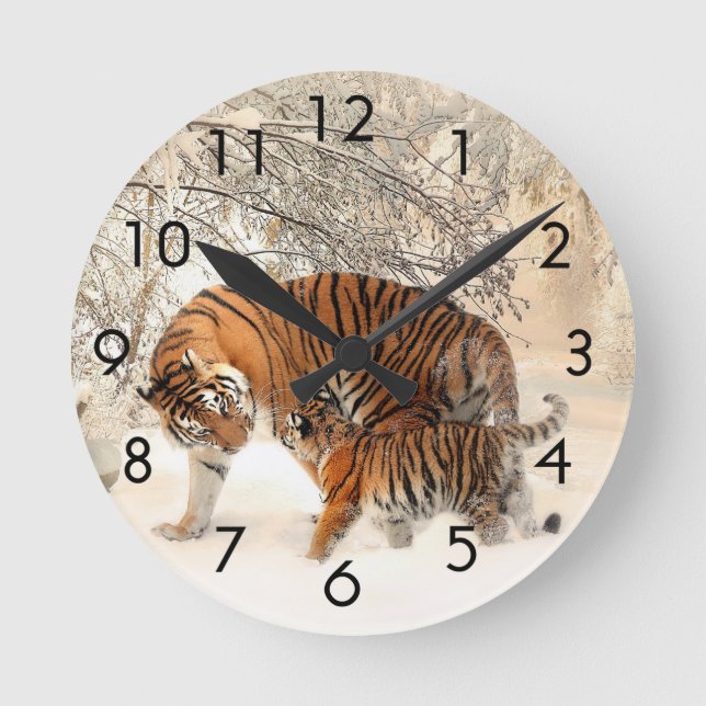 Tiger With Tiger Cub In Snow Clock Runde Wanduhr (Vorderseite)