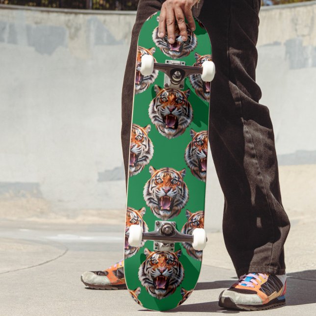 Tigerkopf-Musterdesign Grün  Skateboard (Von Creator hochgeladen)