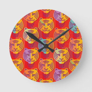 Tigermuster auf rotem Hintergrund Runde Wanduhr