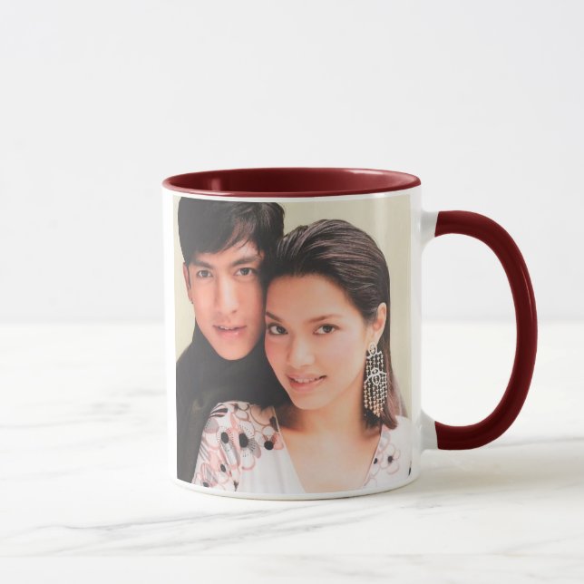 Tik-Jesadaporn und Aom-Phiyada Tasse (Rechts)