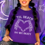 Til Death Do uns Party Geschenk für Bridesmaier go T-Shirt<br><div class="desc">Erleben Sie den gotischen Reiz Ihrer Hochzeit mit unserem "Til Death Do Us Party" Geschenk für Brautmädchen Gotik T - Shirt. Ideal für eine dunkle Märchenhochzeit, vermischen diese Shirts das klassische "bis zum Tod machen wir Teil" Gefühl mit einer spielerischen Drehung. Ob Sie mit einem Brautmotiv oder einem die Bachelorette-Motiv...</div>