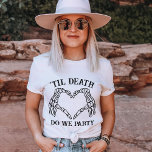 Til Death tun uns Party Geschenk für Bridesmaid Cu T-Shirt<br><div class="desc">Sie suchen den perfekten Weg, Ihre Unterstützung für Ihre gotische Hochzeit zu zeigen? Schauen Sie nur auf unseren personalisierten T - Shirt! Dieses Shirt zeichnet sich durch ein dunkles märchenhaftes Hochzeitsdesign aus, mit Til Death Do We Party Text über dem Herzen und Til Death Do We Part Text darunter. Dieses...</div>