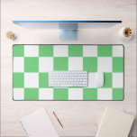 Tile Y2K für die Retro-Karton-Karton Schreibtischunterlage<br><div class="desc">Retro Green Chessboard Karton Tile Y2K Ästhetisches Muster</div>