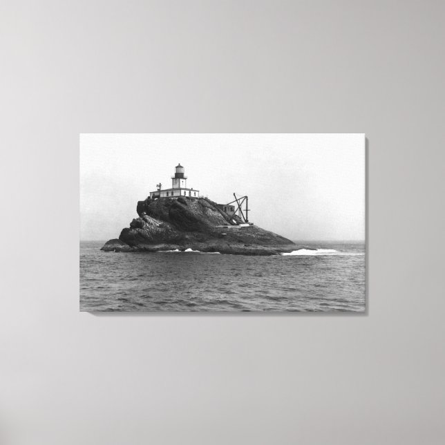 Tillamook Rock, dominiert von seinem Leuchtturm Leinwanddruck (Vorderseite)