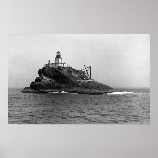 Tillamook Rock, dominiert von seinem Leuchtturm Poster (Vorne)