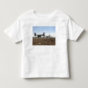 Tiltrotor Flugzeuge des Osprey V-22 Kleinkind T-shirt