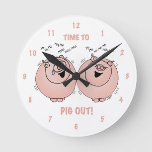 Time to pig out! Cartoon pigs clock. Runde Wanduhr