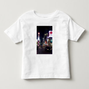 Times Square in der Nacht in Manhattan, New York Kleinkind T-shirt