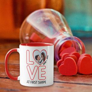 Tinder Couple Liebe beim ersten Schwimmen, Valenti Tasse