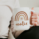 TINLEY Bohemisch Burnt Orange Rainbow Sun Auntie Kaffeetasse<br><div class="desc">Diese Keramik Tasse ist mit einem böhmisch verbrannten orangen Terrakotta-Regenbogen mit Sonneneinstrahlung im Inneren und dem Wort "Tante" in einem handgeschriebenen Pinsel-Schriftart versehen. Diese Kaffeetasse ist der perfekte Weg, um ein neues Baby in der Familie anzukündigen und ist ein tolles Geschenk für Ihre Lieblingssante. 💜 FARBEN SIND GEEIGNET! Klicken Sie...</div>