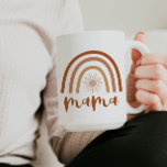 TINLEY Bohemisch Burnt Orange Rainbow Sun Mama Cof Kaffeetasse<br><div class="desc">Diese Keramik Tasse ist mit einem böhmisch verbrannten orangen Terrakotta-Regenbogen mit Sonneneinstrahlung im Inneren und dem Wort "Mama" in einem handgeschriebenen Pinsel-Schriftart versehen. Diese Kaffeetasse macht das perfekte Muttertagsgeschenk für deine Lieblingsmutter da draußen. Es ist auch eine gute Möglichkeit, eine Schwangerschaft anzukündigen oder als Geschenk an einer Babydusche zu geben....</div>