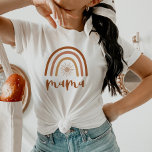 TINLEY Boho Burnt Orange Rainbow Sun Mama T-Shirt<br><div class="desc">Dieses Mama-t-Shirt verfügt über einen böhmischen Retro-Regenbogen mit Sonneneinstrahlung und einen niedlichen handgeschriebenen Schriftart. Diese Anziehungskraft macht das perfekte Geschenk, um zu verkünden, dass man als Geschenk für die beste Mutter in deinem Leben erwartet oder schenkt. 💜 FARBEN SIND GEEIGNET! Klicken Sie auf 'Design bearbeiten', um die Farben zu ändern....</div>