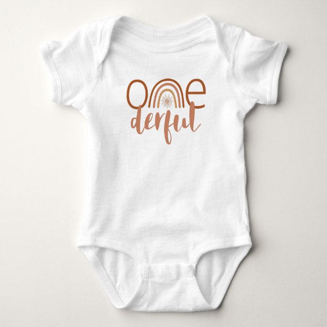 TINLEY Boho Terracotta Rainbow Onederly Birthday Baby Strampler (Vorderseite)