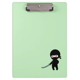 Tiny Angry Ninja auf Green Klemmbrett