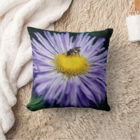 Tiny Bee auf Lila Aster-Blume