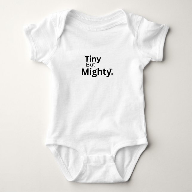 “Tiny But Mighty.” Empowering Minimalist Baby Body Baby Strampler (Vorderseite)