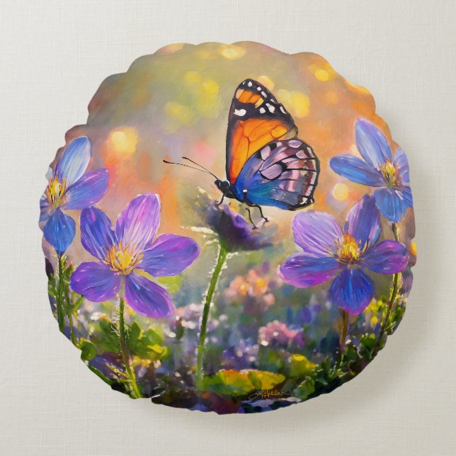 Tiny Butterfly On Wildblumen bei Sunrise Rundes Kissen (Vorderseite)