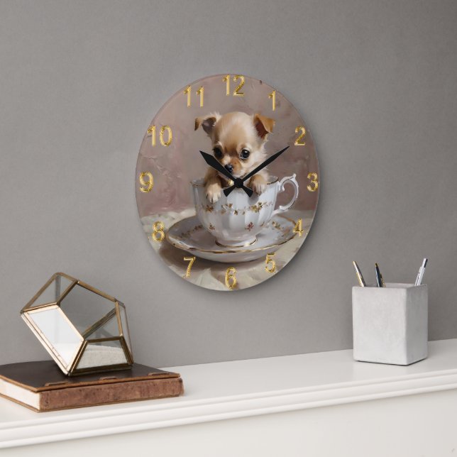 Tiny Delight: Chihuahua Puppy in einem Teacup Große Wanduhr (Büro)
