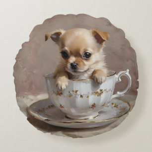Tiny Delight: Chihuahua Puppy in einem Teacup Rundes Kissen
