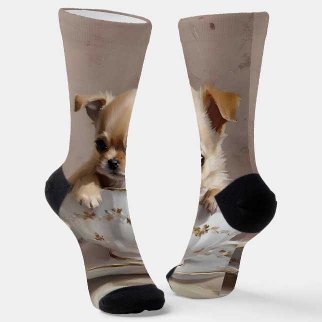 Tiny Delight: Chihuahua Puppy in einem Teacup Socken (Gewinkelt)