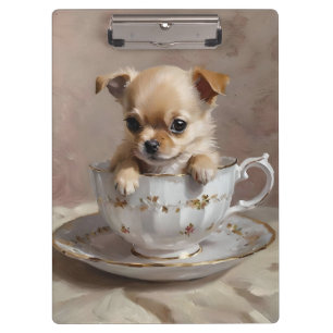 Tiny Delight: Chihuahua-Welpe in einem Teacup, Klemmbrett