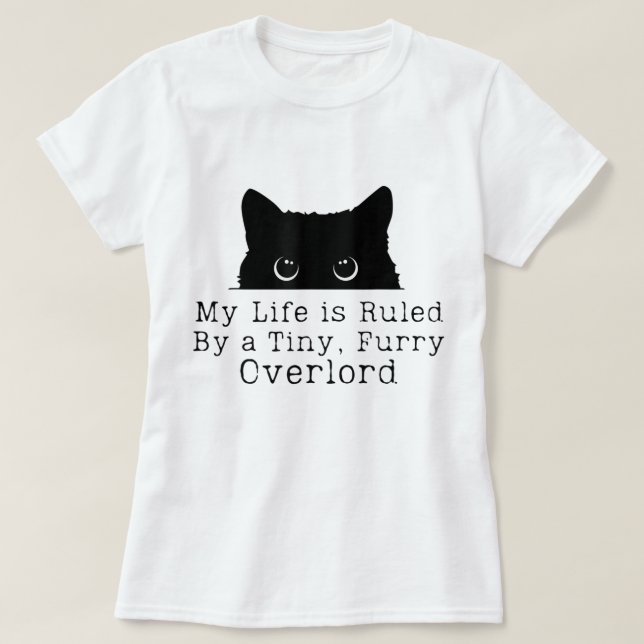 Tiny Furry Overlord Cat Humor T-Shirt (Design vorne)