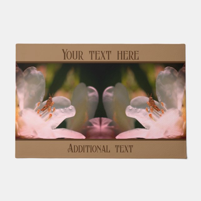 Tiny Grasshopper auf Azalea Blume Personalisiert Fußmatte (Vorderseite)