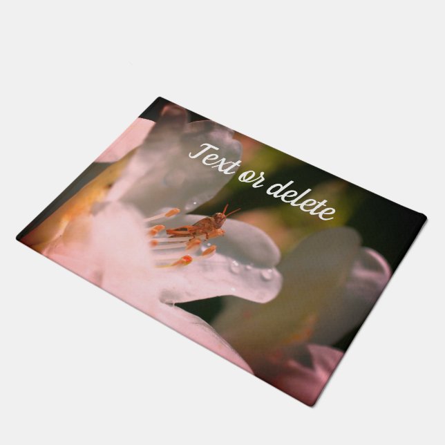 Tiny Grasshopper auf Azalea Blume Personalisiert Fußmatte (Schrägansicht)