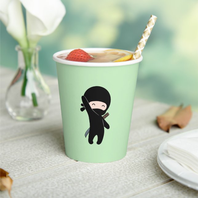 Tiny Happy Ninja auf Green Pappbecher (In Situ)