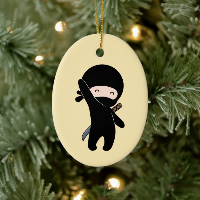 Tiny Happy Ninja auf Yellow Keramik Ornament (Baum)