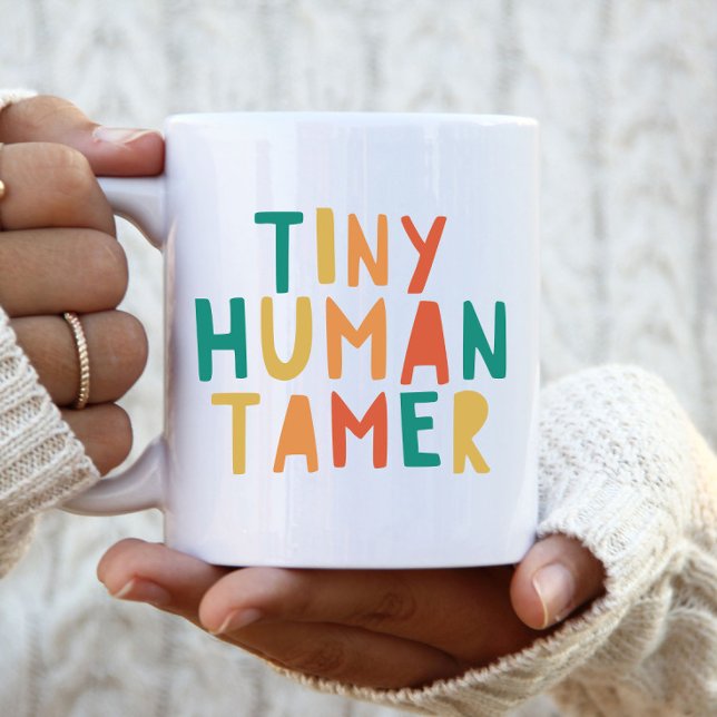 Tiny Human Tamer Funny Zitat Typografie Tasse (Von Creator hochgeladen)