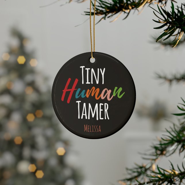 Tiny Human Tamer Kindergarten Lehrerin Typografie Ornament (Nursery Teacher Tiny Human Tamer Ceramic Ornament)
