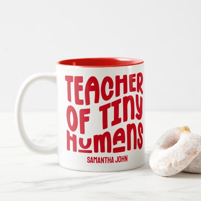 Tiny Humans lehren rotes Textdesign Zweifarbige Tasse (Mit Donut)