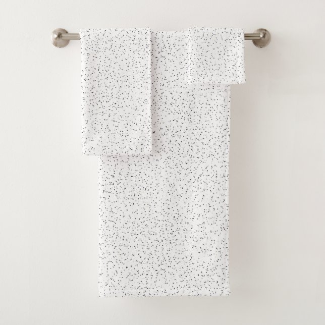Tiny Monochrome Black, Gray & Cream Dots auf Weiß Badhandtuch Set (Insitu)