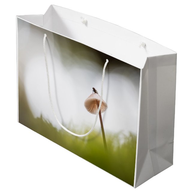 Tiny Mushroom Nature Foto Große Geschenktüte (Rückseite Schrägansicht)