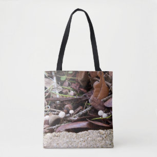 Tiny Mushrooms auf einer komplett bedruckten Tasch Tasche
