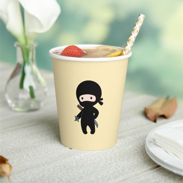 Tiny Ninja Holding Drewing Star auf Gelb Pappbecher (In Situ)