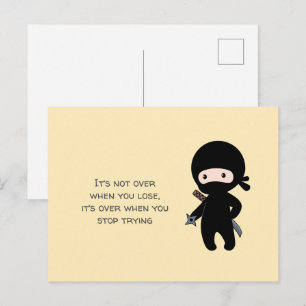 Tiny Ninja Holding-Star auf gelbem Zitat Postkarte