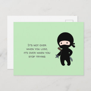 Tiny Ninja Holding-Star auf grünem Zitat Postkarte