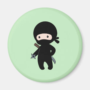Tiny Ninja Holding Throwing Star auf Green Magnet