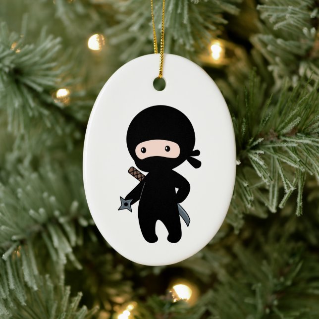 Tiny Ninja Holding Throwing Star Keramik Ornament (Baum)
